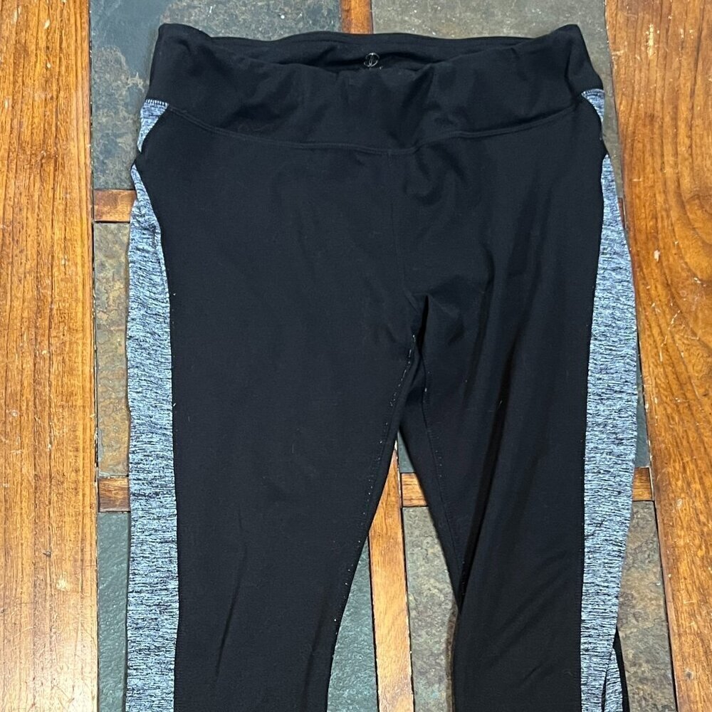 GAIAM Capri Black and Gray Legging with Leg Details